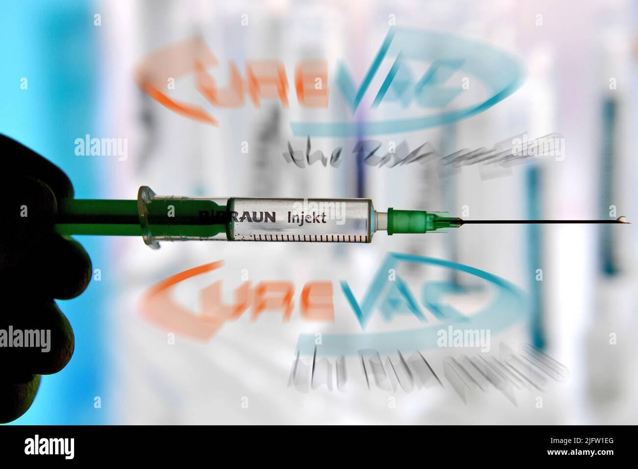 ARCHIVE PHOTO: Curevac sues Biontech. The European Medicines Agency (EMA) is testing the Corona vaccine from the Tuebingen manufacturer Curevac for approval. Topic image, symbolic photo: Corona vaccine. A hand encased in rubber gloves holds a disposable syringe with vaccine for injection with a cannula. Â Stock Photo