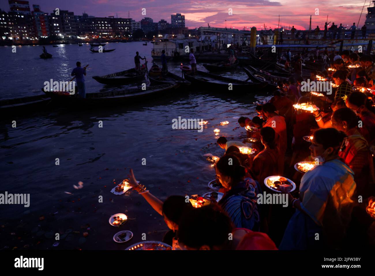 Hindu devotees release oil lamps on the Buriganga River as they observe Bipottarini Puja in Dhaka, Bangladesh, July 5, 2022. REUTERS/Mohammad Ponir Hossain Stock Photo