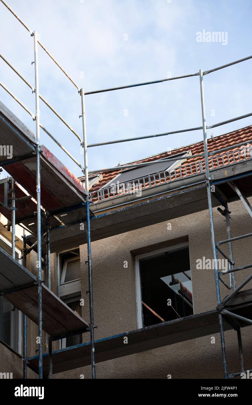 Berlin, Germany. 09th June, 2022. An apartment building is scaffolded during a roof renovation. Credit: Viola Lopes/dpa/Alamy Live News Stock Photo