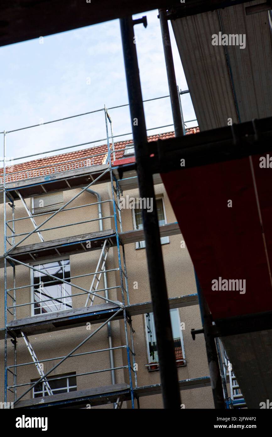 Berlin, Germany. 09th June, 2022. An apartment building is scaffolded during a roof renovation. Credit: Viola Lopes/dpa/Alamy Live News Stock Photo