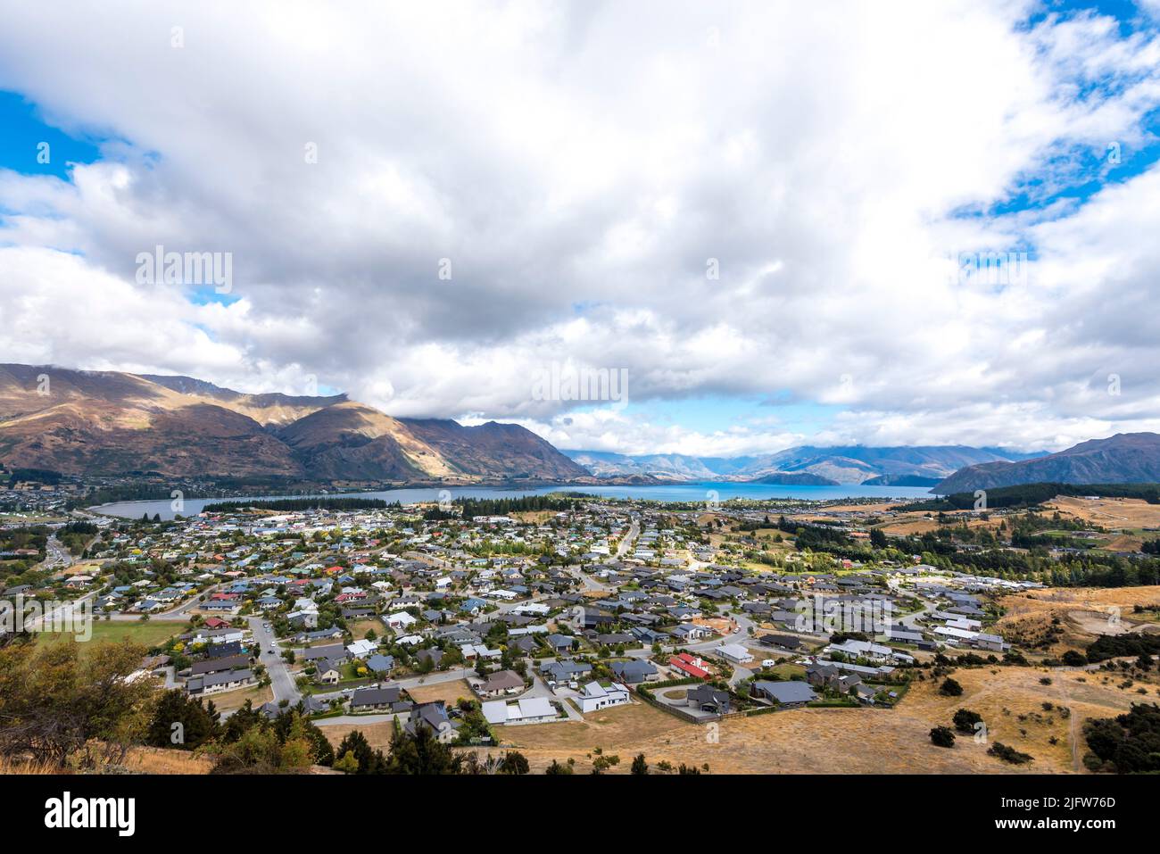 The houses of Iron mountain Trail with sea view in Wanaka in the south