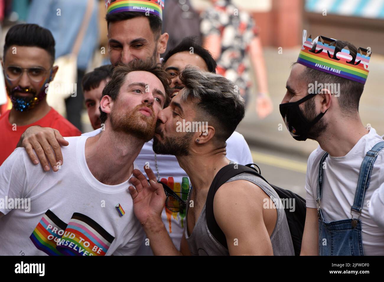 Couple kissing in london hi-res stock photography and images - Alamy