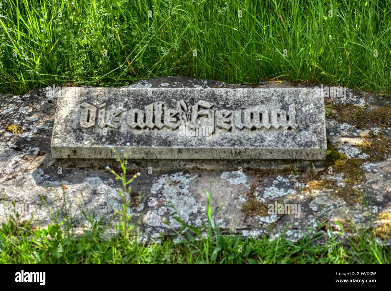 Döllersheim, Heimatvertriebene, Denkmal, Heimat, Gedenkstein, gemeißelt, Andenken, Die alte Heimat, Wehmut, erinnern, unscheinbar, Schrift, Erinnerung Stock Photo