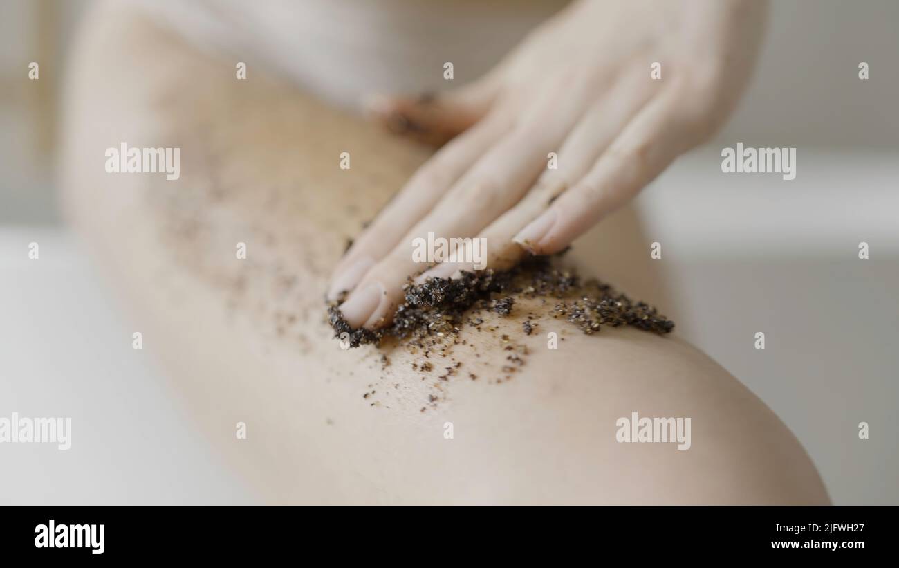 Close up of hands of a pretty blond girl with coffee scrub on them. Action.  Beautiful woman during spa procedure Stock Photo - Alamy