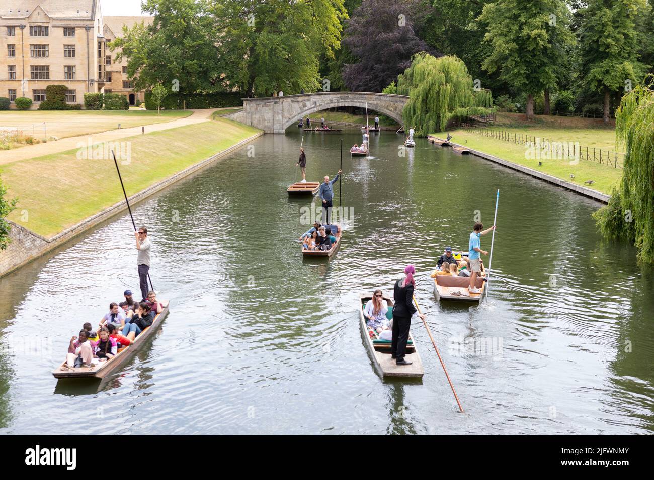People punting in River Cam on a sunny day in Cambridge.   Image shot on 29th June 2022.  © Belinda Jiao   jiao.bilin@gmail.com 07598931257 https://ww Stock Photo