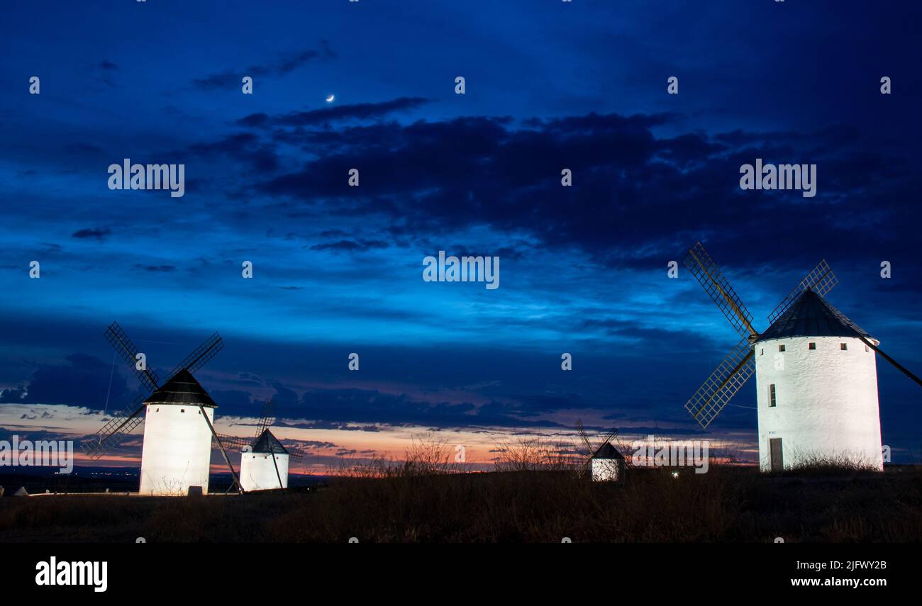 Molinos de viento en la noche en Campo de Criptana, España Stock Photo