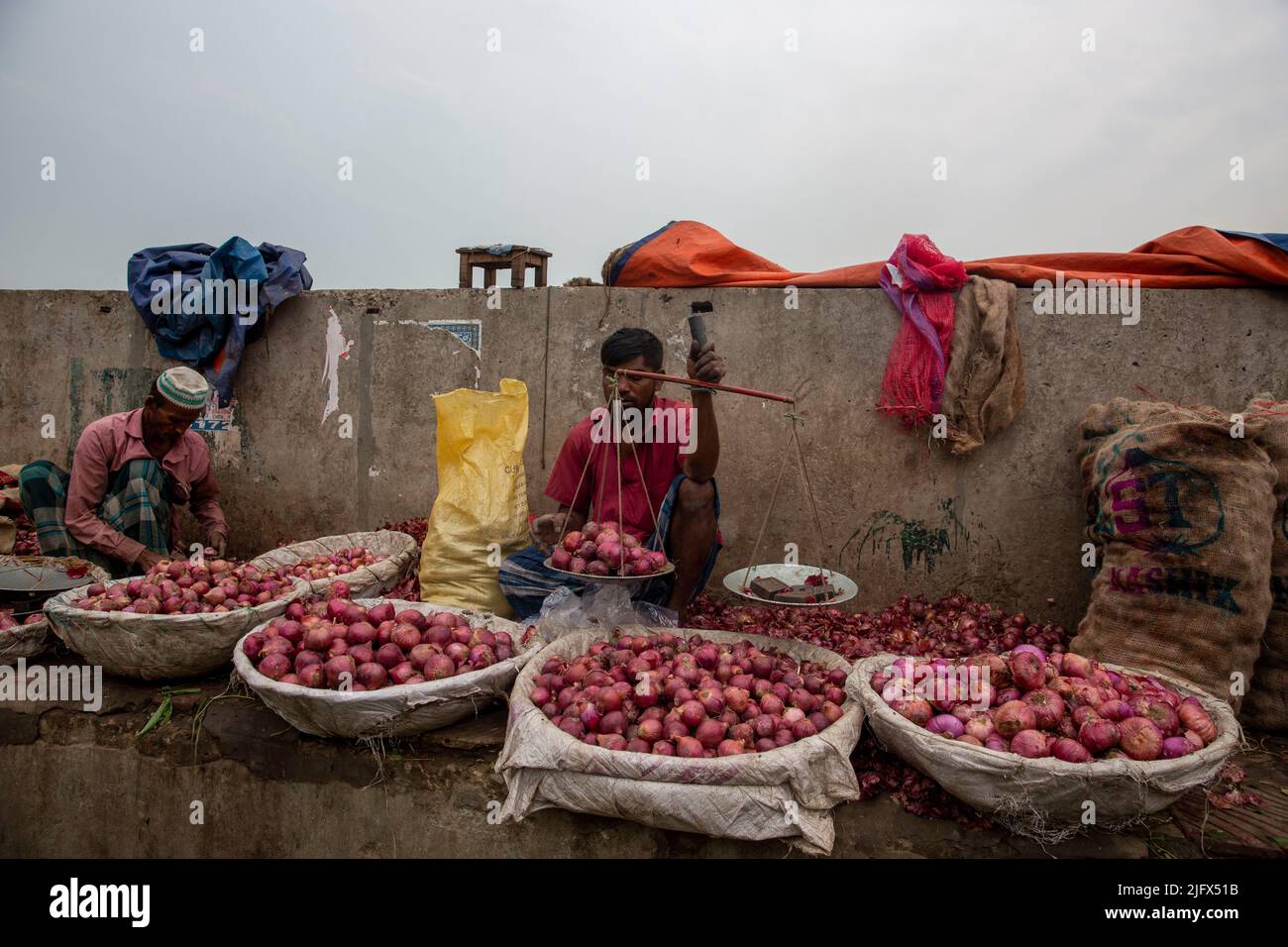 Onion Seller on a footpath in Old Dhaka, Bangladesh Stock Photo