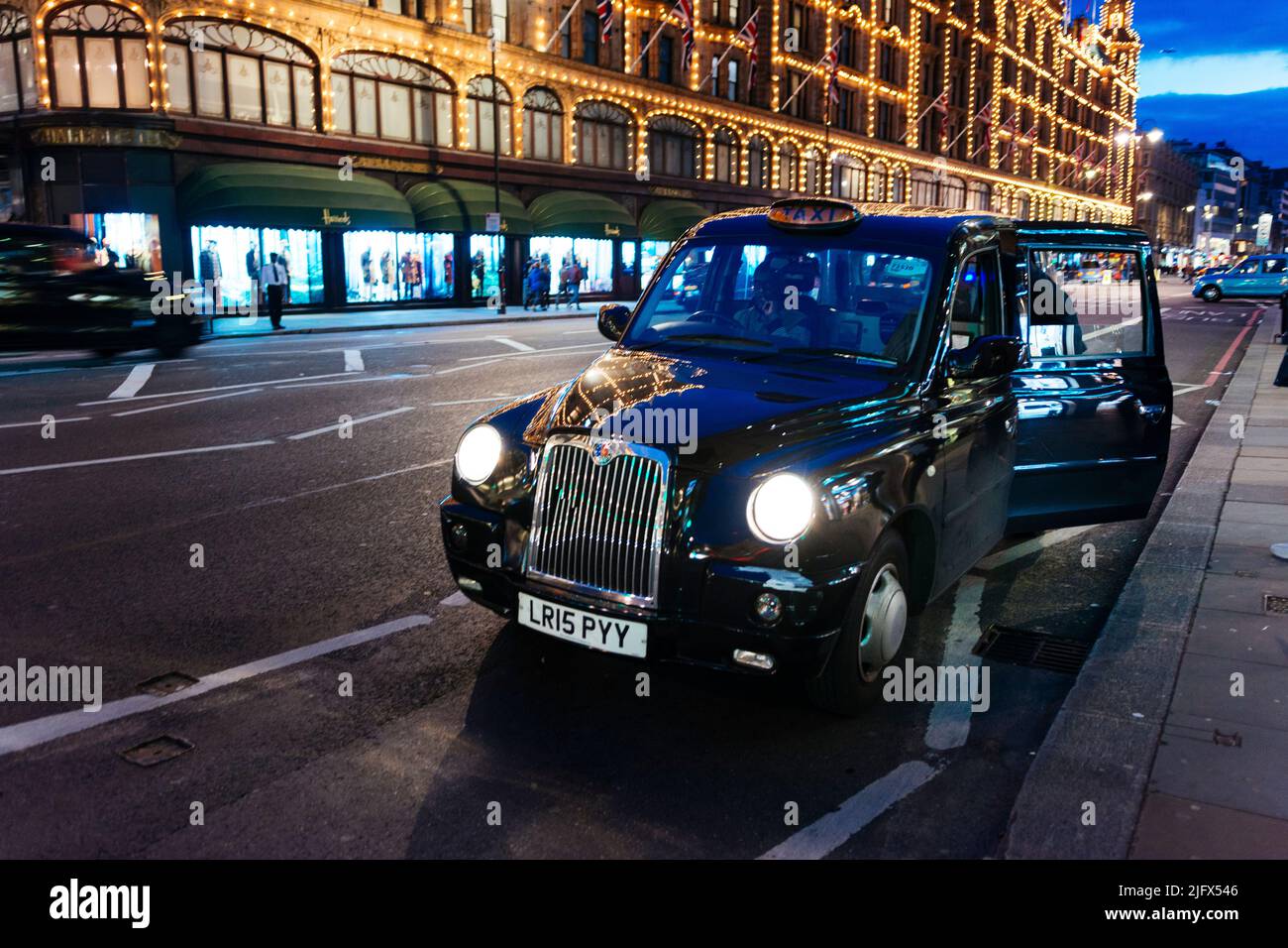 Typical black london taxi cab hi-res stock photography and images 