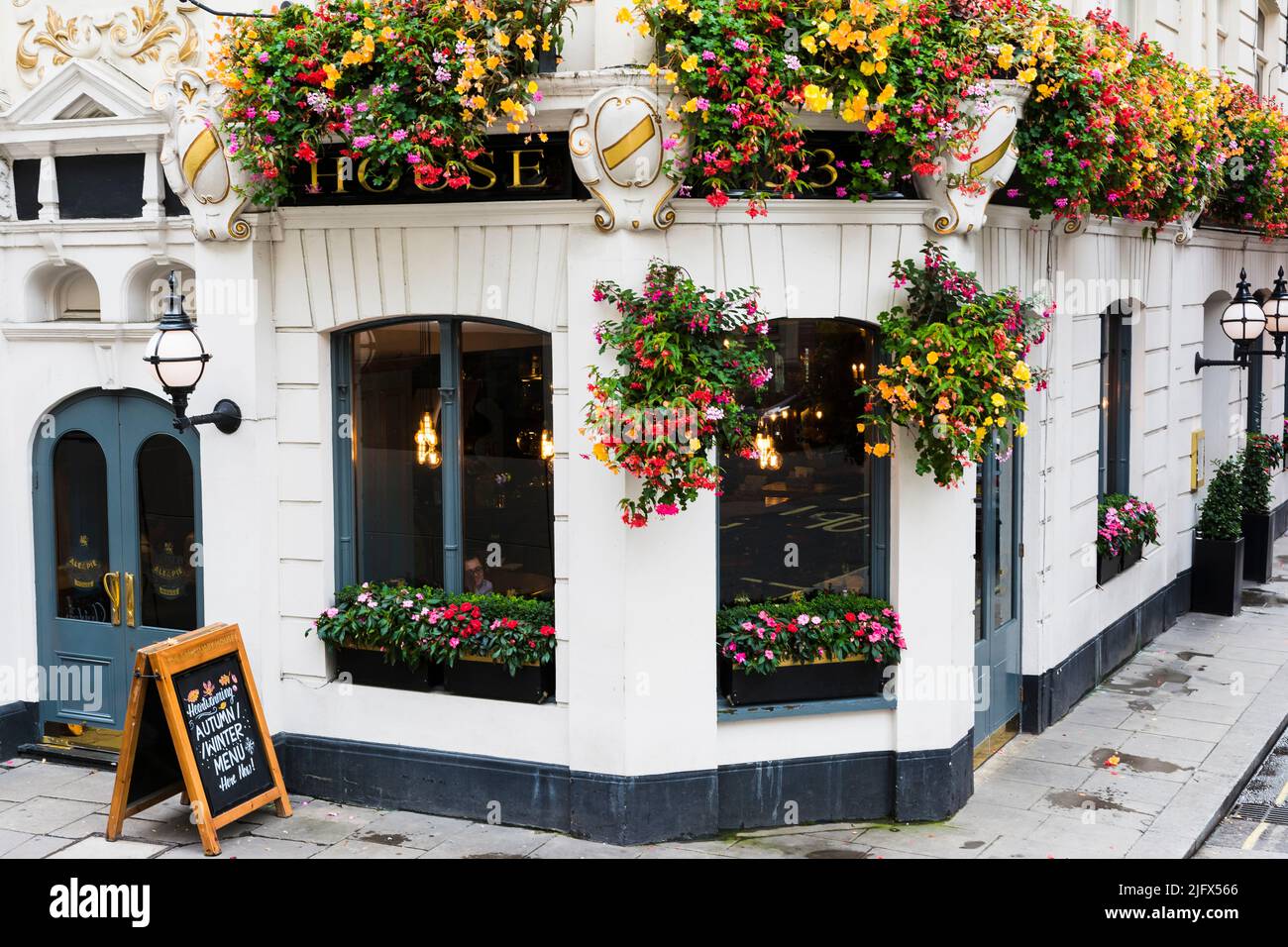 Traditional British pub. The Sanctuary House Hotel, a guest house and old-fashioned boozer rolled into one. City of Westminster, London, England, UK, Stock Photo