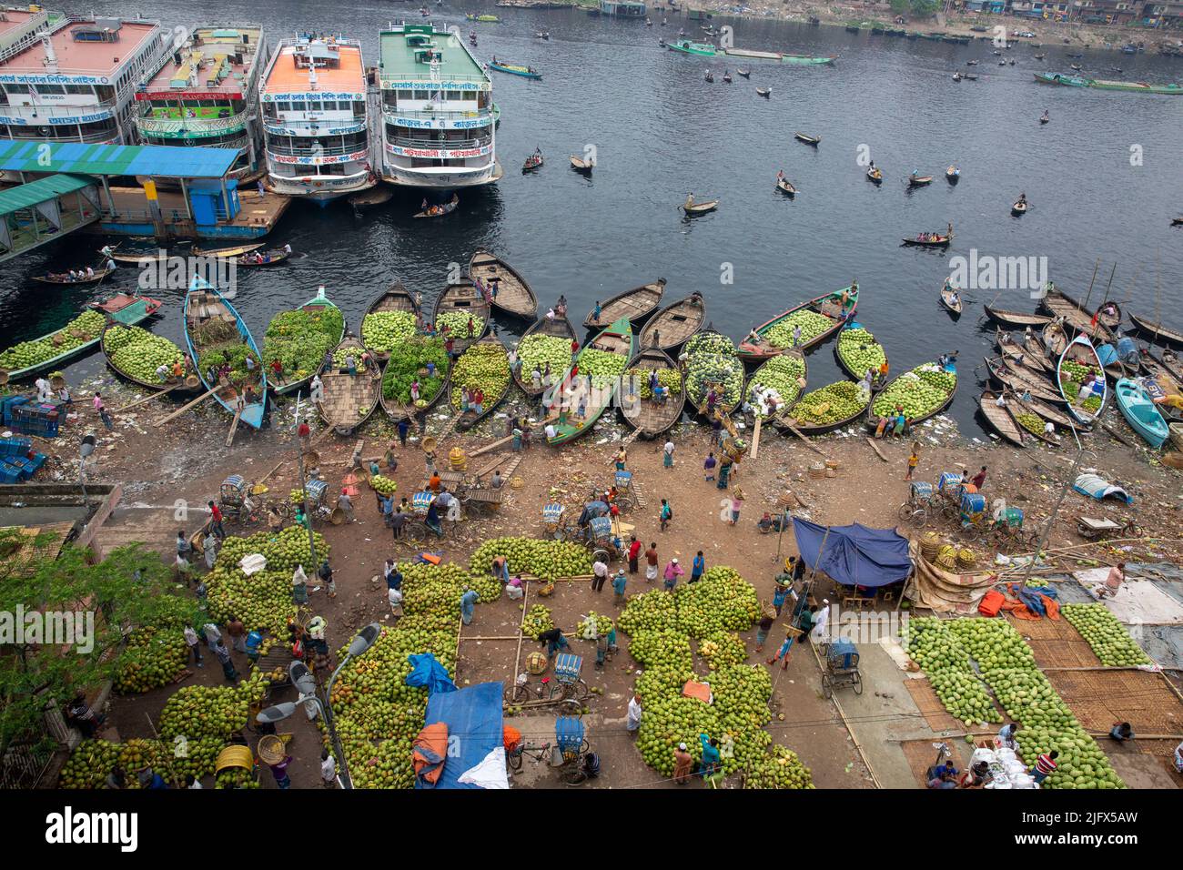 Wholesale seasonal fruit market on the bank of Buriganga River in Old Dhaka, Bangladesh Stock Photo