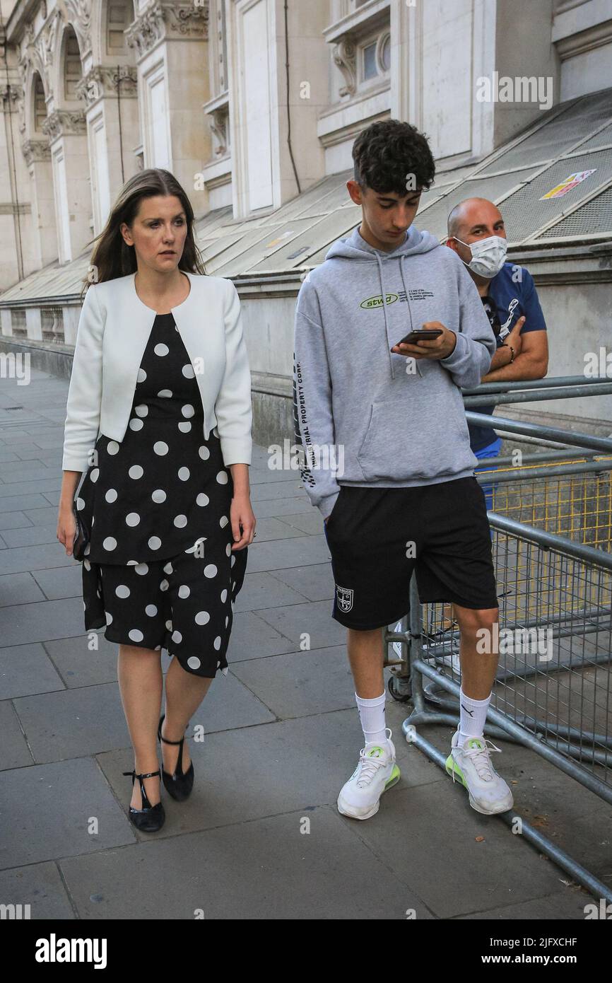 London, UK. 05th July, 2022. Michelle Donelan, MP, Minister for Higher and Further Education, enters Downing Street shortly after Nadhim Zahawi, around 8pm. She was announced to be the new Secretary of State for Education a day later, and resigned from that post on the following day. A flow of conservative ministers, politicians and advisors are seen in Downing Street since both Chancellor Rishi Sunak and Health Secretary Sajid Javid have resigned. Credit: Imageplotter/Alamy Live News Stock Photo