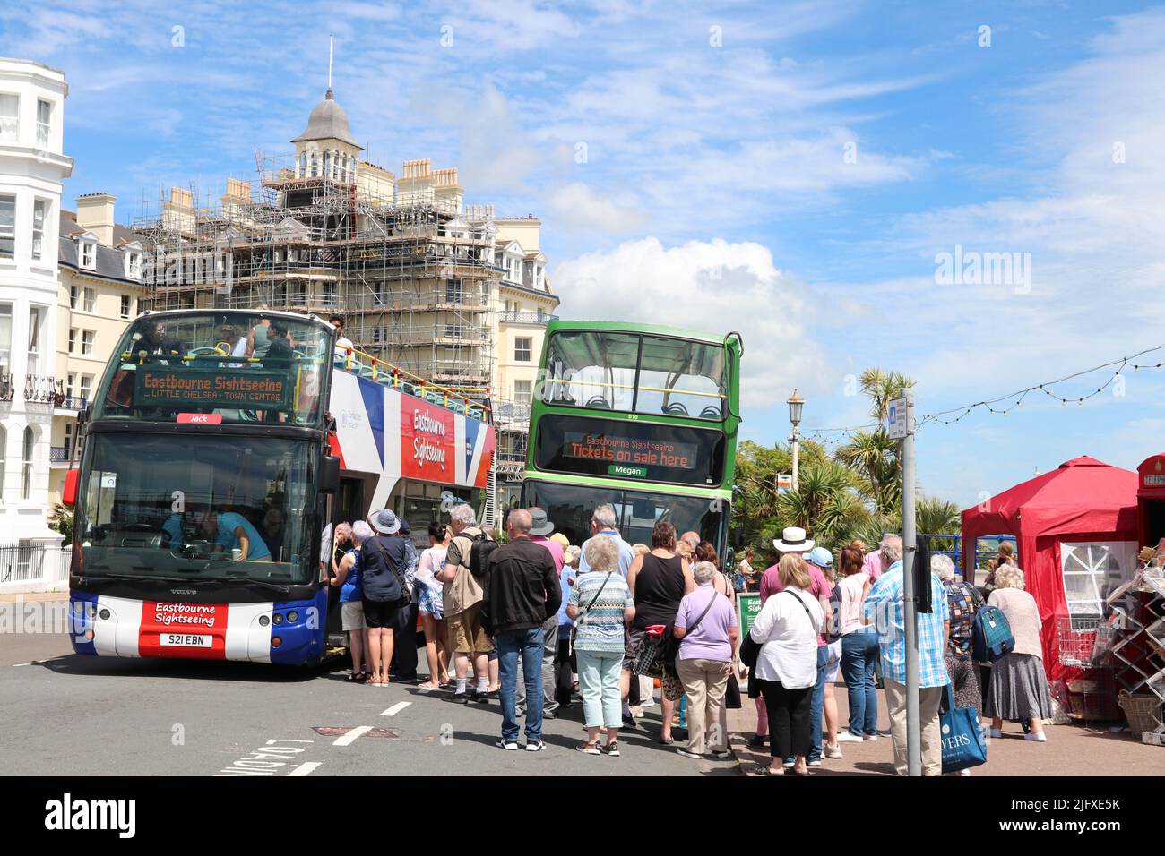 PASSENGERS QUEUE FOR SIGHTSEEING TOUR BUSES IN EASTBOURNE Stock Photo
