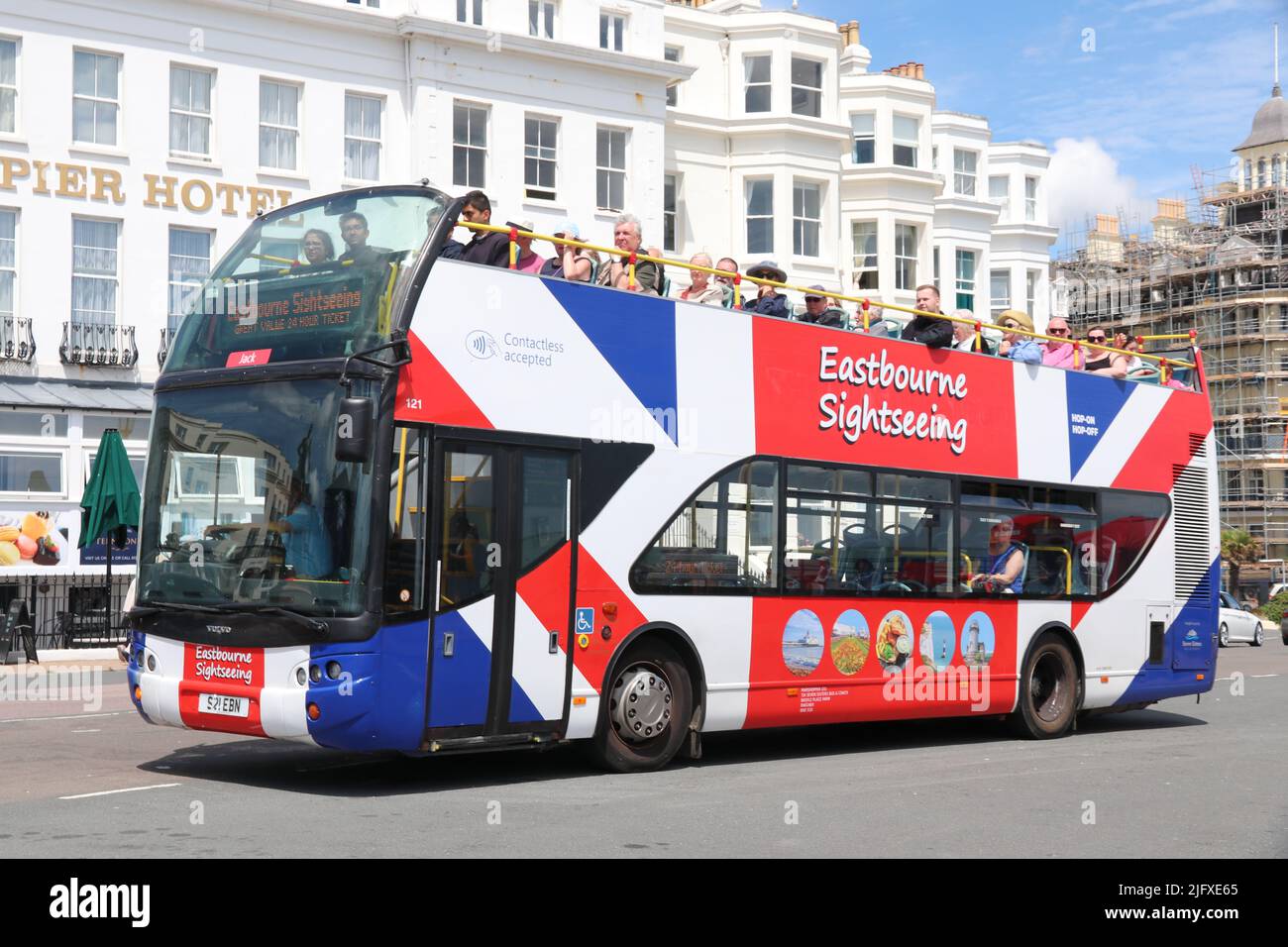 SIGHTSEEING TOUR BUS IN EASTBOURNE Stock Photo