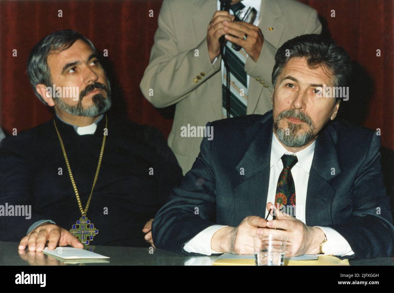 Los Angeles, CA, USA, 1997. Romanian presidential candidate Emil Constantinescu (right) visiting the Romanian diaspora in the U.S.A.  On the left, Christian- Orthodox priest Constantin Alecse. Stock Photo