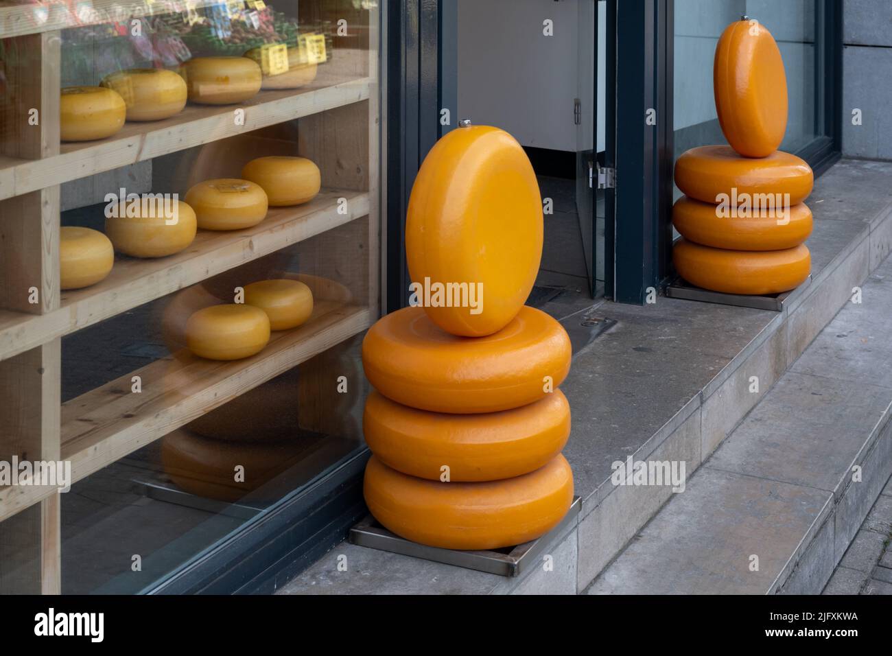 https://c8.alamy.com/comp/2JFXKWA/gouda-cheese-store-in-amsterdam-netherlands-2JFXKWA.jpg