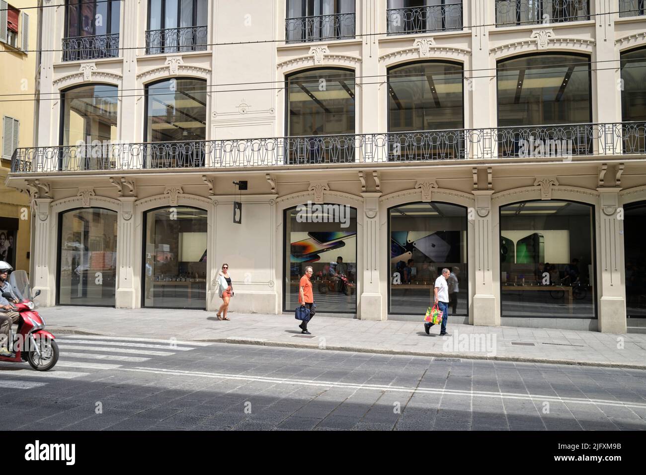 Apple computer store via rizzoli bologna italy stock photo alamy