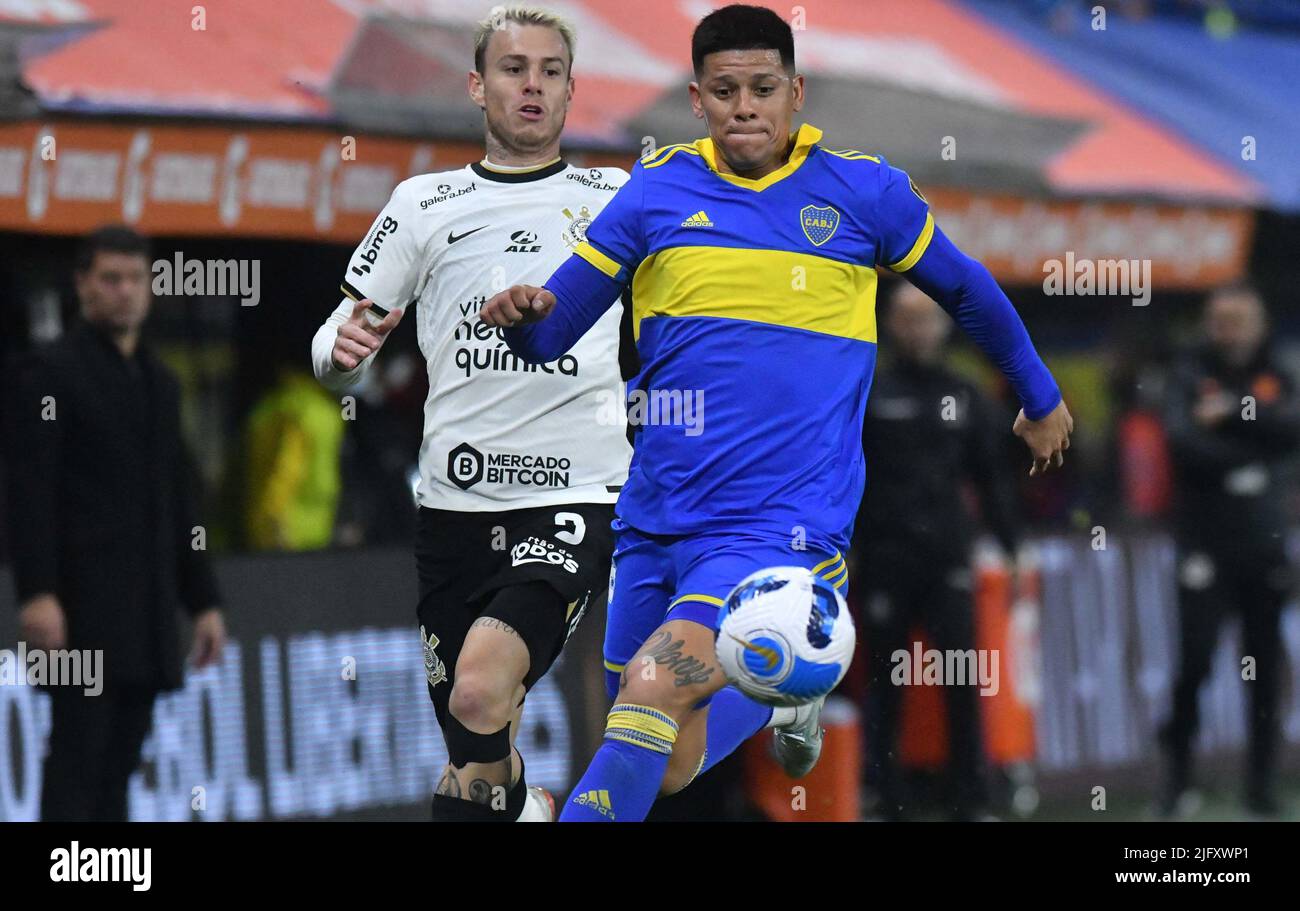Buenos Aires, Argentina. 05th July, 2022. Marcos Rojo from Boca Juniors disputes the bid with Roger Guedes from Corinthians, during the match between Boca Juniors and Corinthians, for the round of 16 of the Copa Libertadores 2022, at La Bombonera Stadium this Tuesday 05. 30761 (Ignacio Amiconi/SPP) Credit: SPP Sport Press Photo. /Alamy Live News Stock Photo