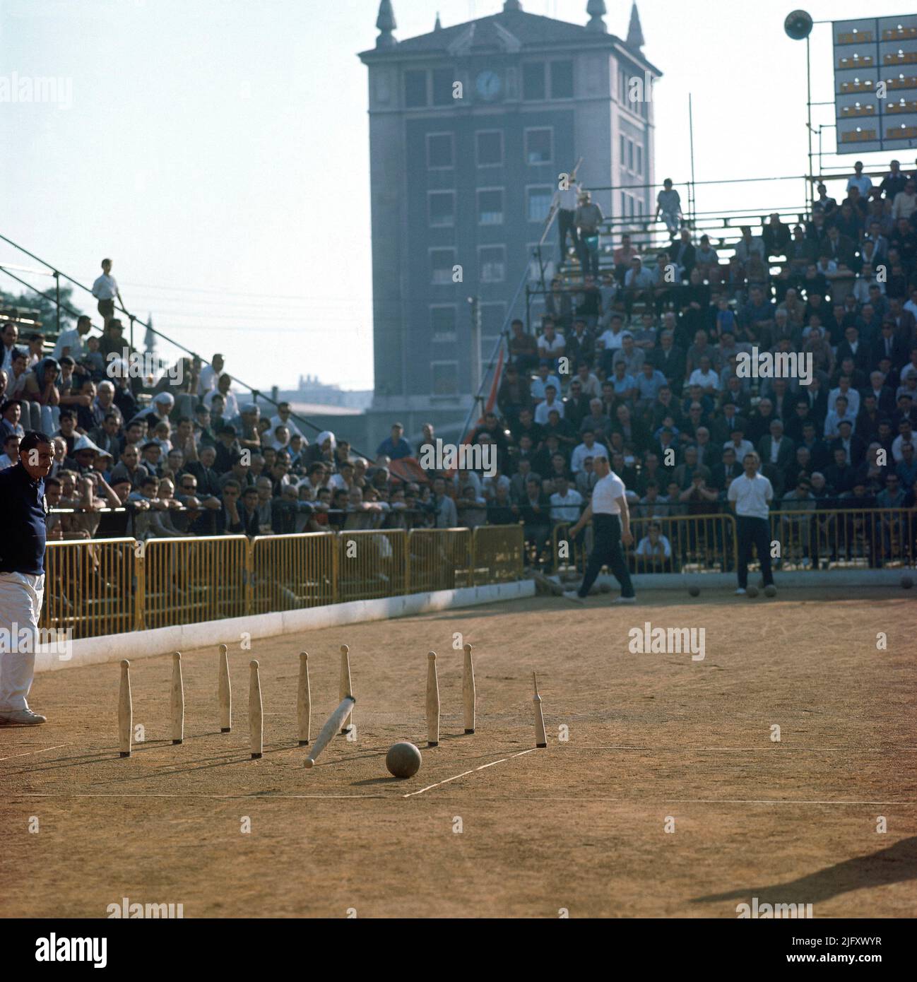 JUGANDO A LOS BOLOS - FOTO AÑOS 60. Location: CAMPEONATO DE BOLOS. Santander. Cantabria. SPAIN. Stock Photo