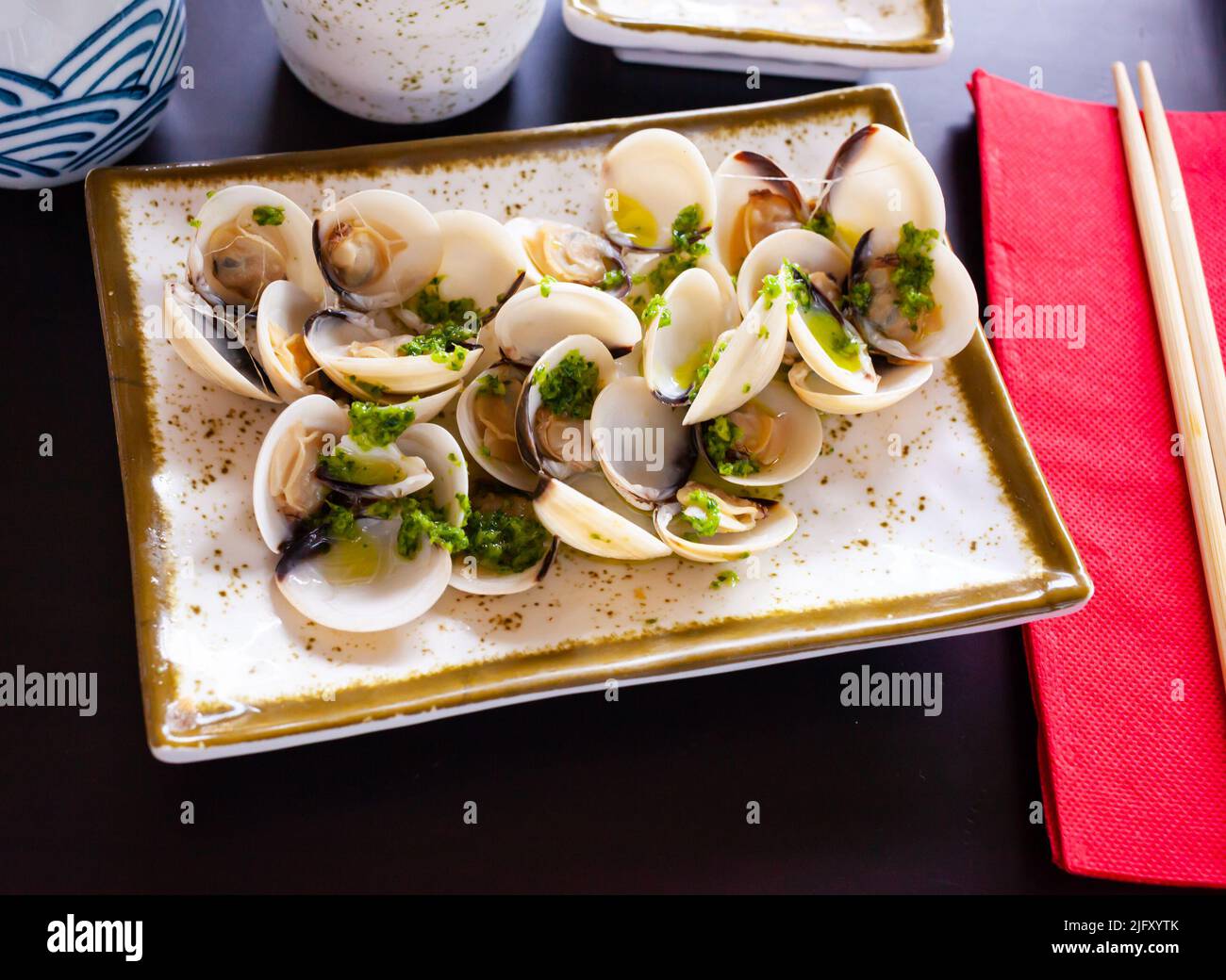 Japanese sake steamed clams with garlic and green onions Stock Photo