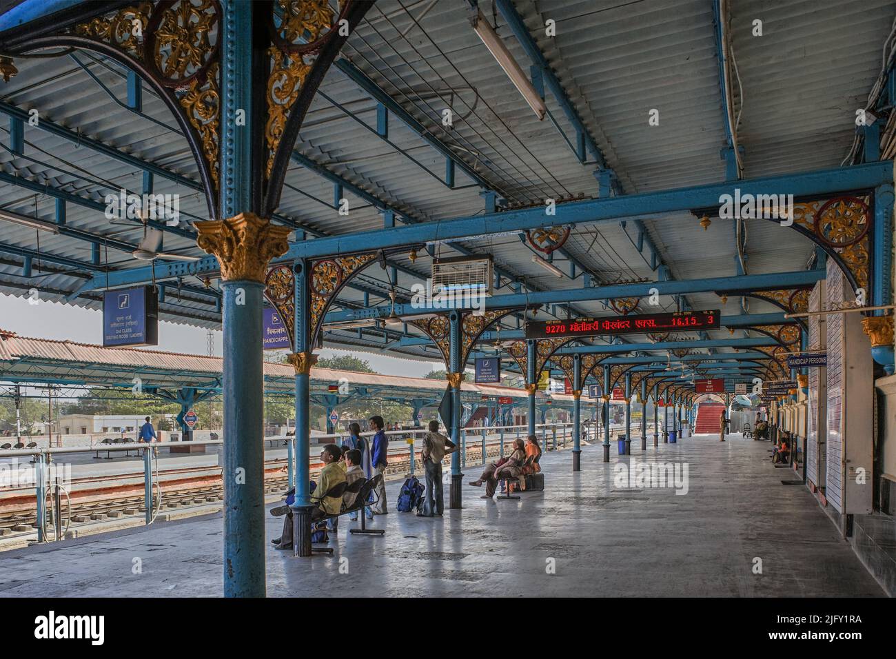 01 07 2009 Cast Iron Pillar And Bracket In Platform of Rajkot Railway Station Saurashtra Gujarat India Stock Photo