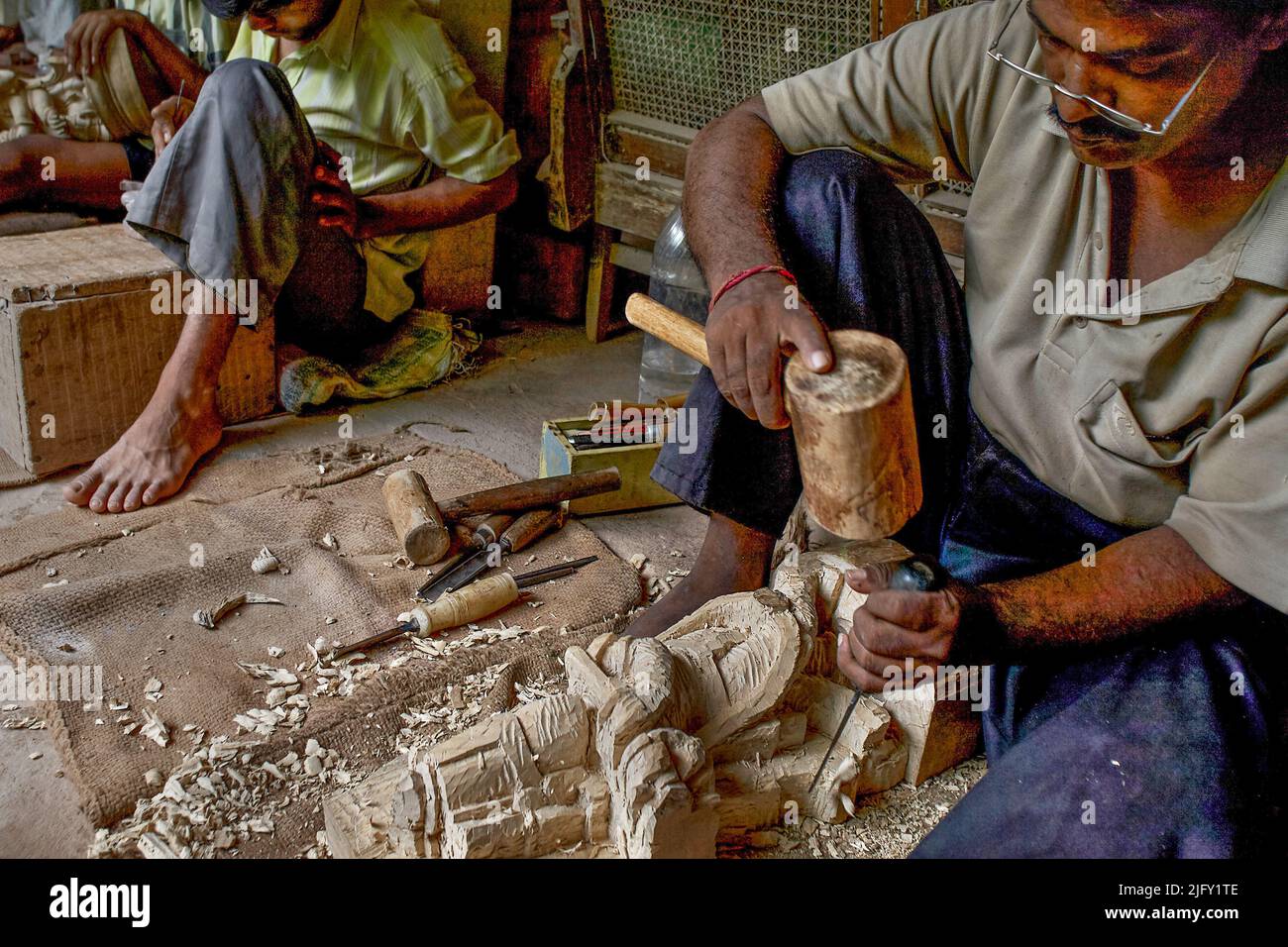 Man wood carving india hi-res stock photography and images - Alamy