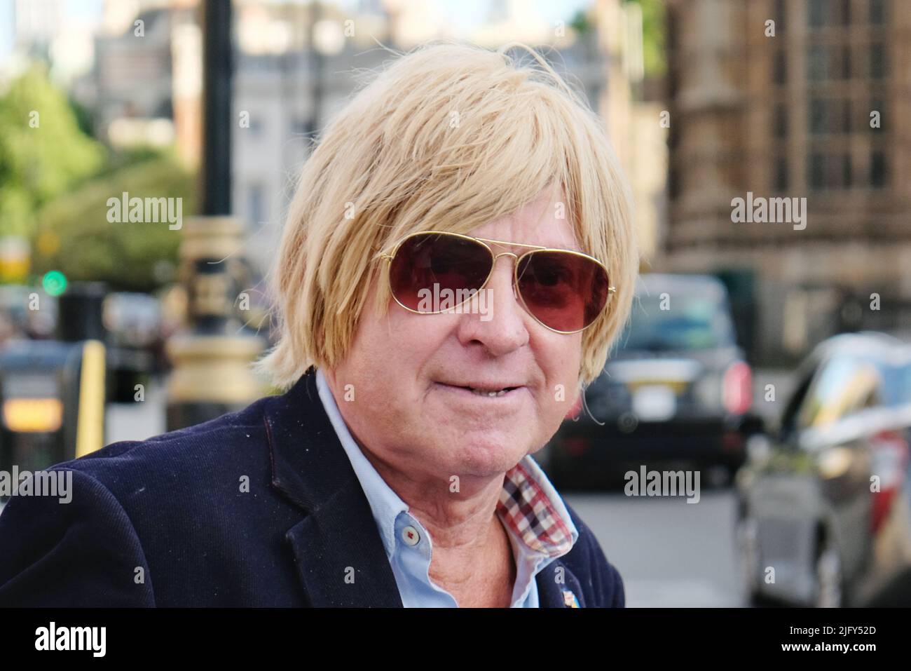 London, UK, 5th July, 2022. MP for Lichfield, Michael Fabricant leaves the Parliamentary complex after shock resignations of two cabinet members, chancellor Rishi Sunak and health secretary Sajid Javid.  Credit: Eleventh Hour Photography/Alamy Live News Stock Photo