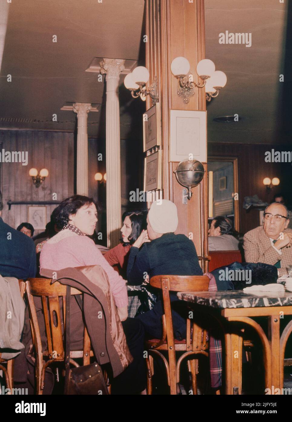 VISTA DEL INTERIOR CON CLIENTES. Location: CAFE GIJON. MADRID. SPAIN. Stock Photo