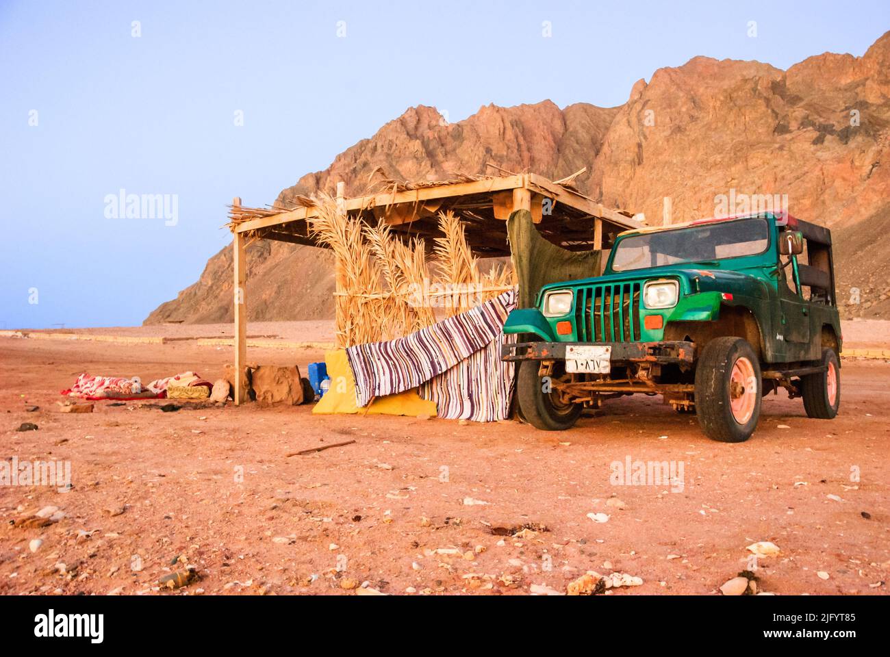 A bedouin hut with jeep - Sinai, Egypt Stock Photo