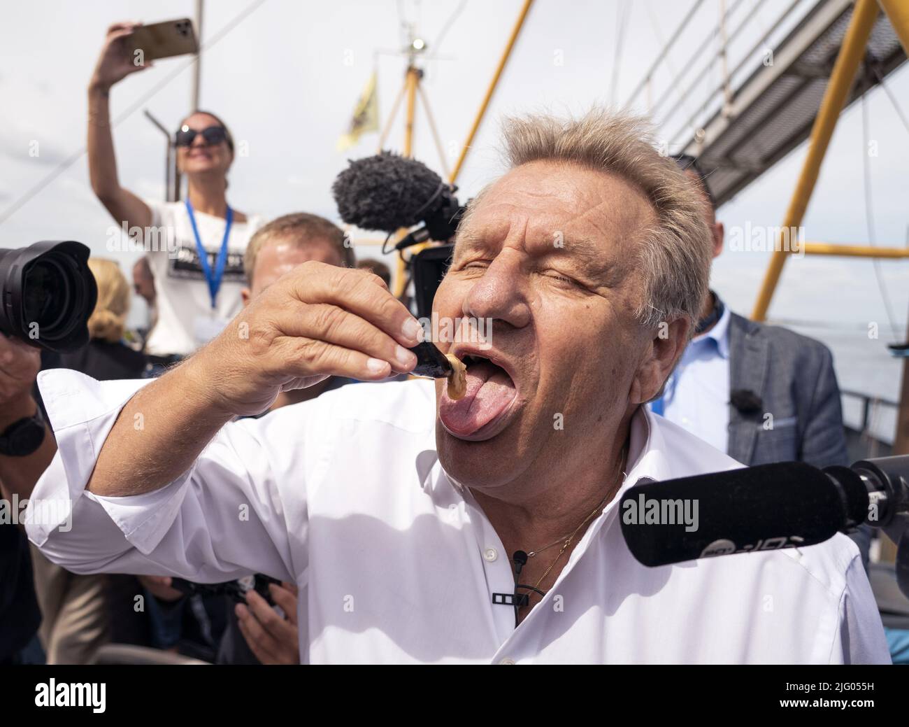 YERSEKE - the Netherlands, 2022-07-06 11:43:44 YERSEKE - Mussels are fished on the Oosterschelde during the season start of the Zeeland bottom culture mussels. Jan Boskamp receives the first basket. ANP JEROEN JUMELET netherlands out - belgium out Stock Photo