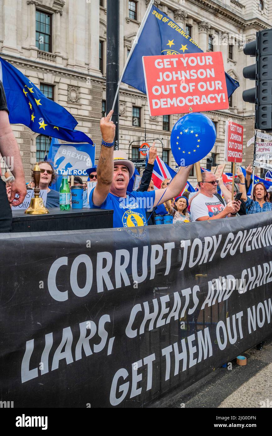 London, UK. 6th July, 2022. Corrupt Tory, Liars and Cheats banner - Protest (led by Steve Bray and SODEM) against Prime Minister Boris Johnson, while he is in Parliament for Prime Minister's Questions. They believe he and his government are 'corrupt and liars'. Credit: Guy Bell/Alamy Live News Stock Photo