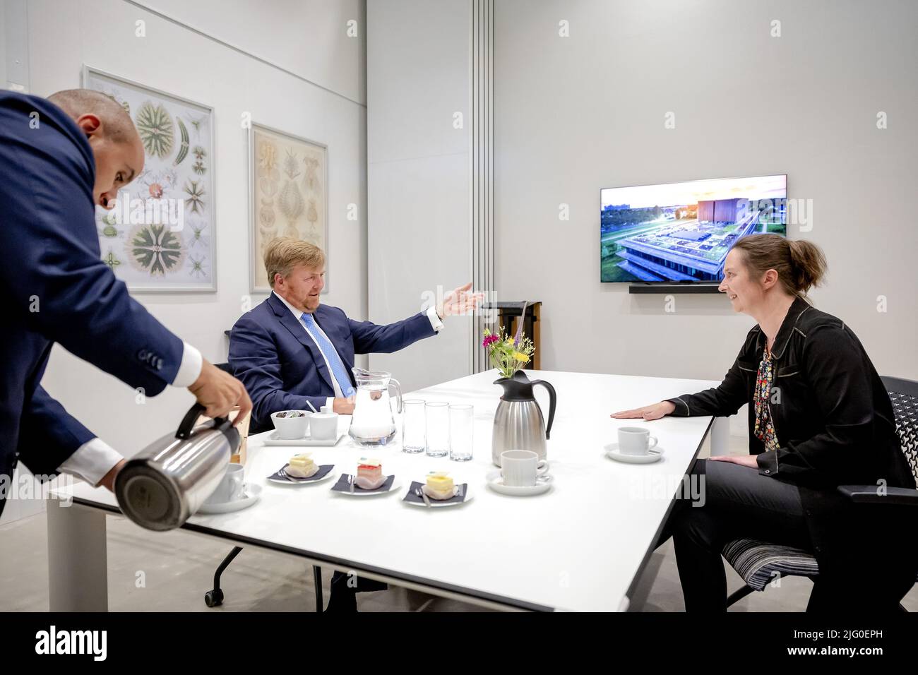 WAGENINGEN - Netherlands, 2022-07-06 14:02:24 WAGENINGEN - King Willem Alexander is welcomed by Marileen Dogterom, president of the KNAW, during a visit to the Netherlands Institute of Ecology (NIOO-KNAW). Here it is investigated how living creatures on land and in freshwater interact with each other and with their environment. ANP ROBIN VAN LONKHUIJSEN netherlands out - belgium out Credit: ANP/Alamy Live News Stock Photo