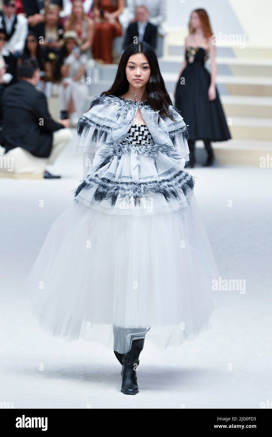 Chanel model runway hi-res stock photography and images - Page 2