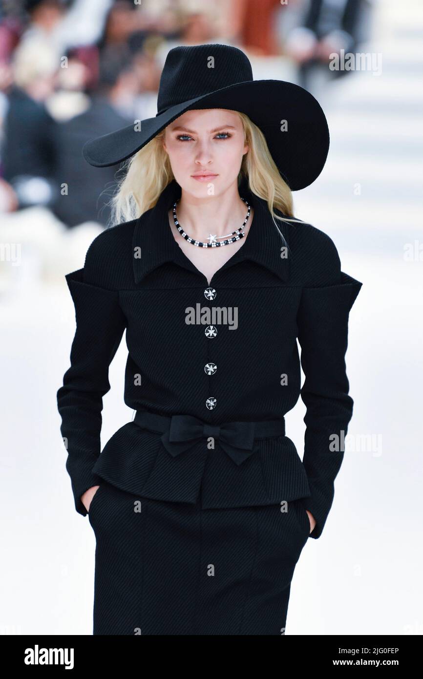 Chanel Ready to wear Fashion Show, Collection Fall Winter 2022 presented  during Paris Fashion Week.Runway look # 071 – NOWFASHION