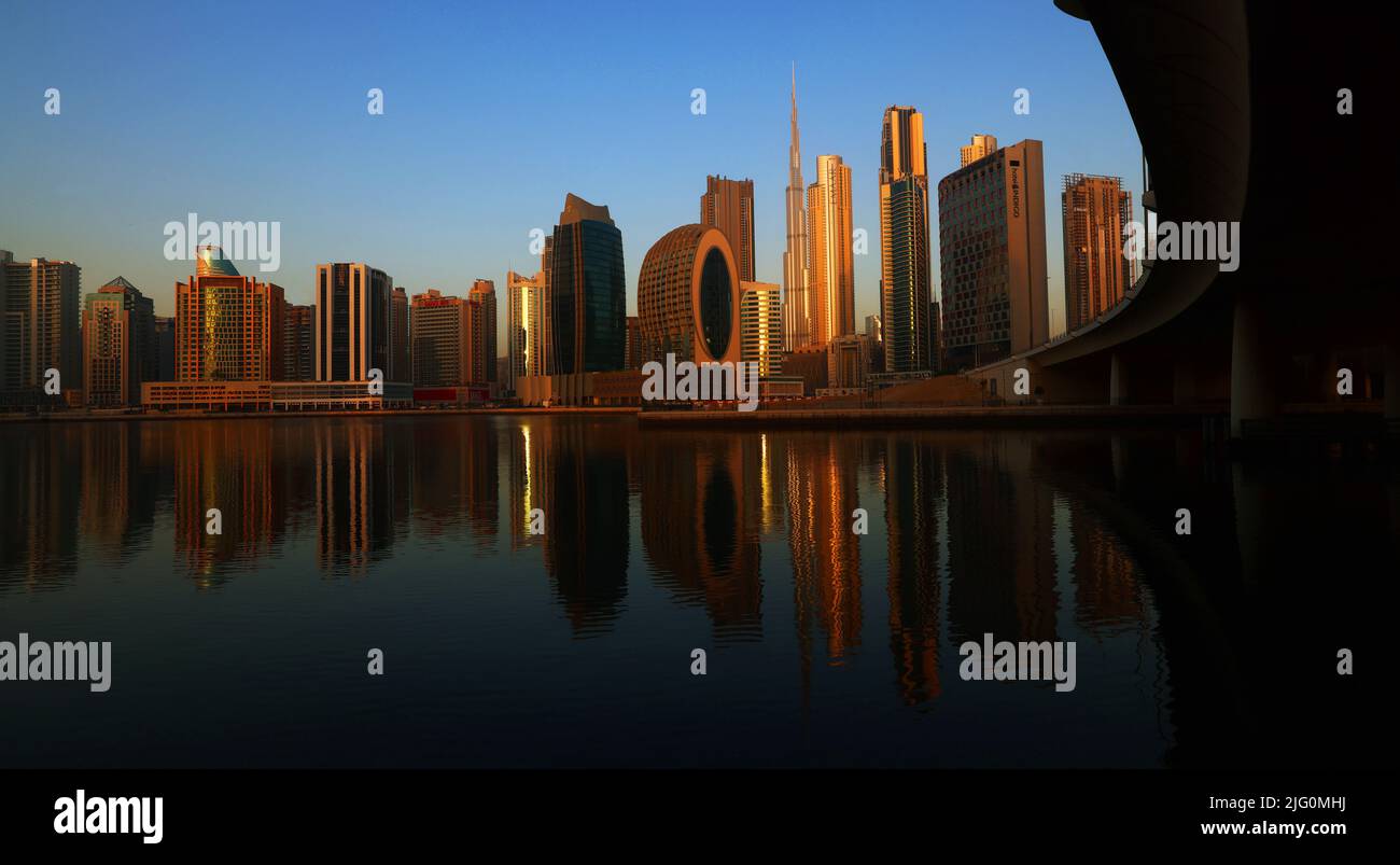 Dubai Canal, Spiegelung, Dubai Sklyline, Dubai, Wolkenkratzer, , moderne Architektur,  Atemberaubend,  Aussicht, moderne Kunst in der Business Bay Stock Photo