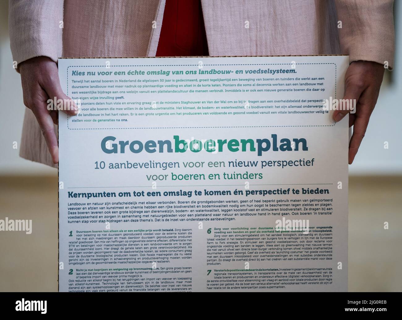 2022-07-06 16:41:05 THE HAGUE - Ministers Christianne van der Wal (Nature and Nitrogen) and Henk Staghouwer (Agriculture, Nature and Food Quality) receive the Green Farmers Plan. Thousands of farmers have designed the plan as a nature-friendly response to the nitrogen problem. They believe that food production can go hand in hand with the provision of social services such as biodiversity and healthy nutrition. ANP BART MAAT netherlands out - belgium out Stock Photo