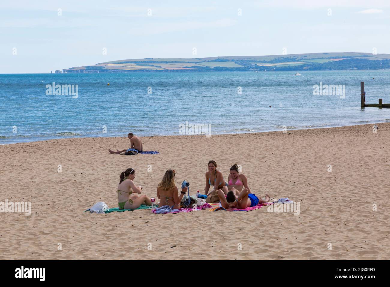 Bournemouth, Dorset UK. 6th July 2022. UK weather: hot and sunny at Bournemouth beaches as beachgoers head to the seaside to enjoy the sun. Credit: Carolyn Jenkins/Alamy Live News Stock Photo