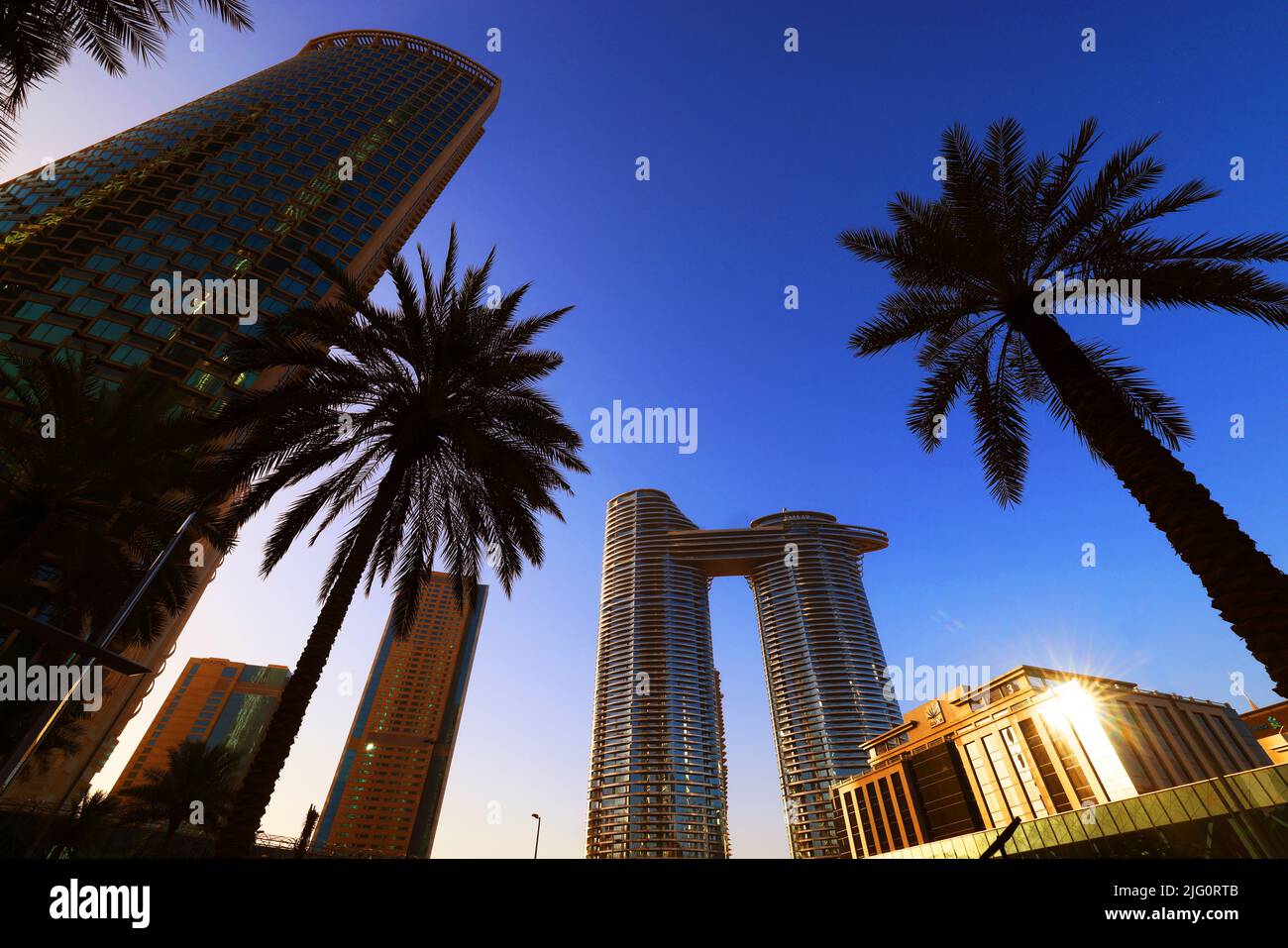 Spiegelung, Dubai, Wolkenkratzer, , moderne Architektur,  Atemberaubende Aussicht auf die Skyline mit Hochhäuser, Skyscraper und Hotel Stock Photo