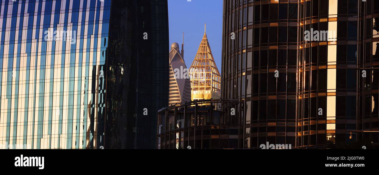 Spiegelung, Dubai, Wolkenkratzer, , moderne Architektur,  Atemberaubende Aussicht auf die Skyline mit Hochhäuser, Skyscraper und Hotel Stock Photo