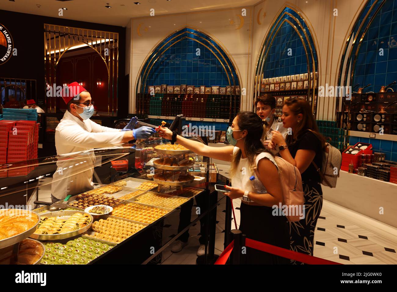 Geschenke, Süßigkeiten,  Dubai Mall, Einkaufszentrum mit umwerfender Architektur und Luxus,  Bar, Fashion Geschäften mit Spaß und Freude beim Shoppen Stock Photo