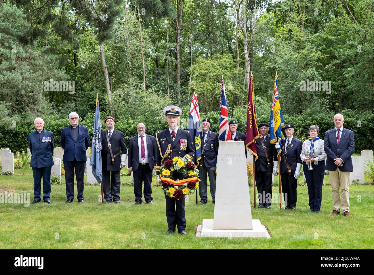 Sun 3rd July 22 Captain (Naval) Flamant, Belgian Defence Attaché holds the Belgian Ambassador's wreath at the WW2 Memorial with Standard Bearers & members of the Brookwood Last Post Association & author Paul McCue (extreme right) who remembered & honoured the Belgian fallen. Stock Photo