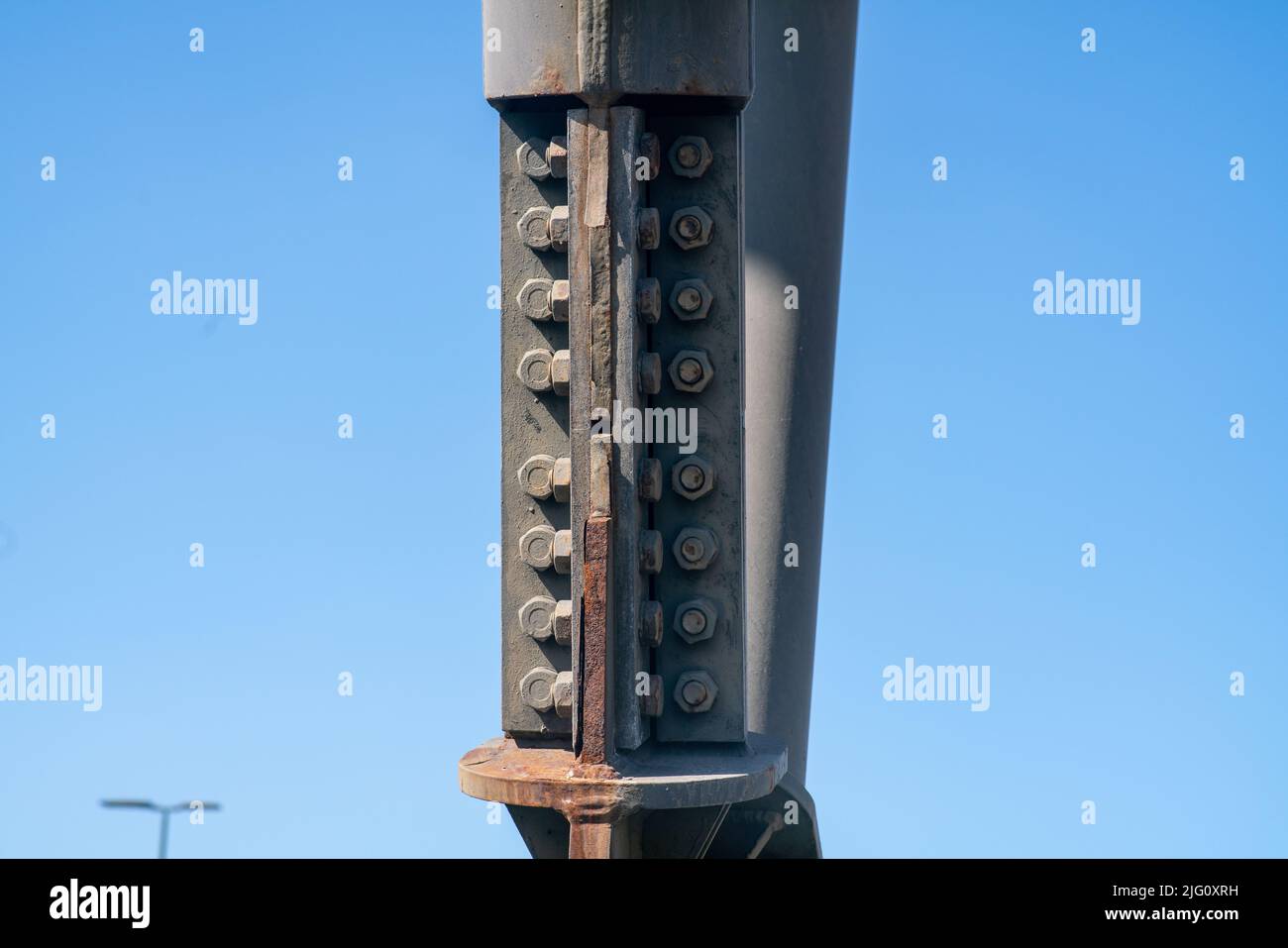 steel structure of columns with flat junction elements with bolt and