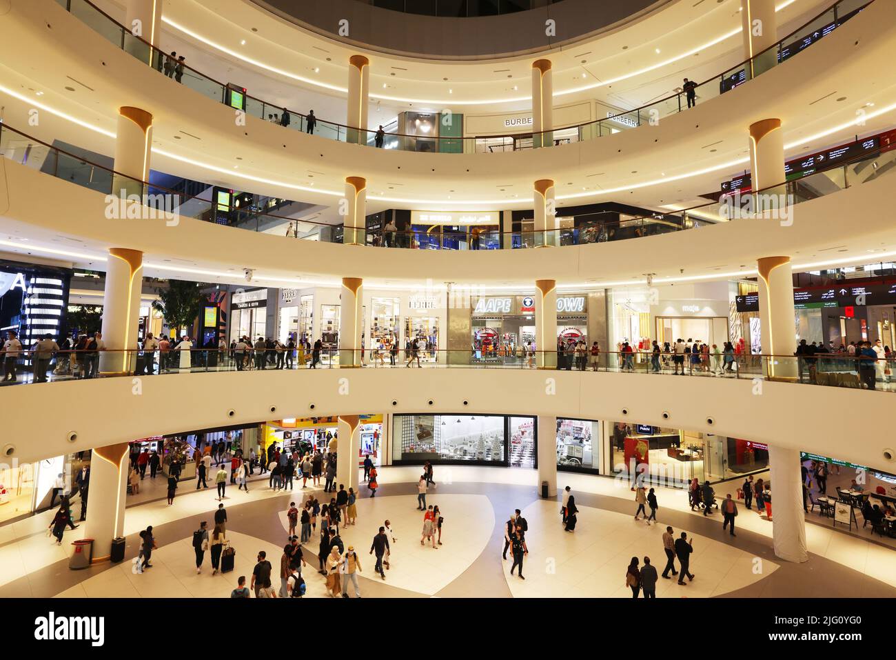 Shopping,, Dubai Mall, Mode, atemberaubend,  Einkaufszentrum, umwerfende  Architektur u. Luxus,  Fashion Geschäften mit Spaß und Freude beim Shoppen Stock Photo