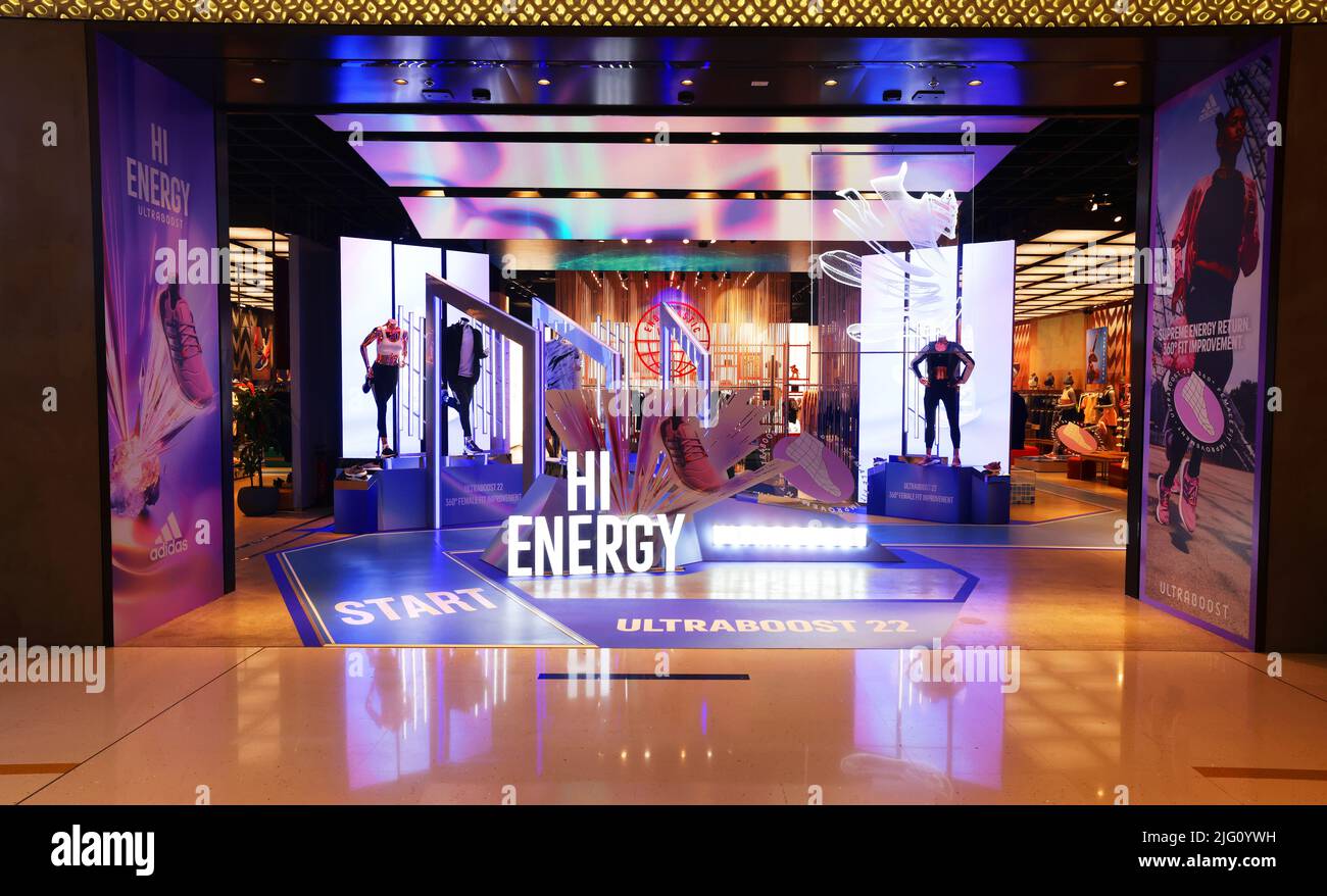 Mode, atemberaubend, modern,  Dubai Mall, Einkaufszentrum mit umwerfender Architektur und Luxus,  Fashion Geschäften mit Spaß und Freude beim Shoppen Stock Photo