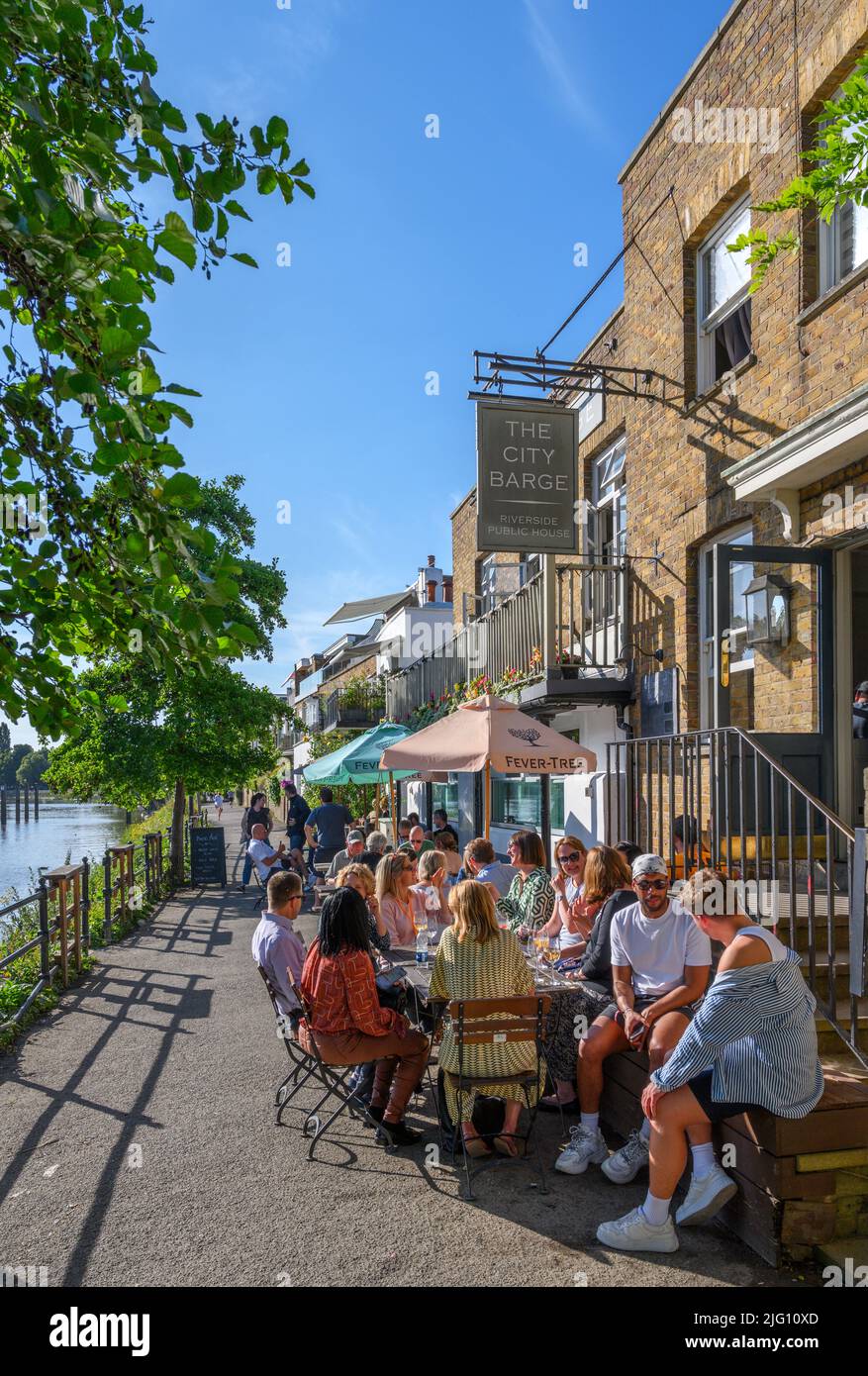 The City Barge pub on the River Thames at Chiswick, London, England, UK Stock Photo