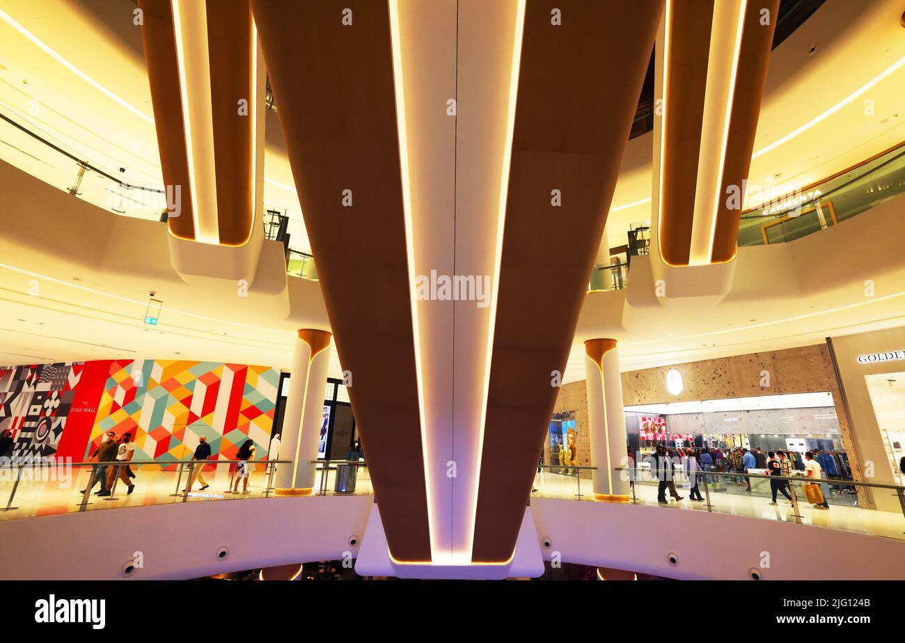 Rolltreppen, Dubai Mall, Mode, atemberaubend,  Einkaufszentrum, umwerfende  Architektur u. Luxus,  Fashion Geschäften mit Spaß und Freude beim Shoppen Stock Photo