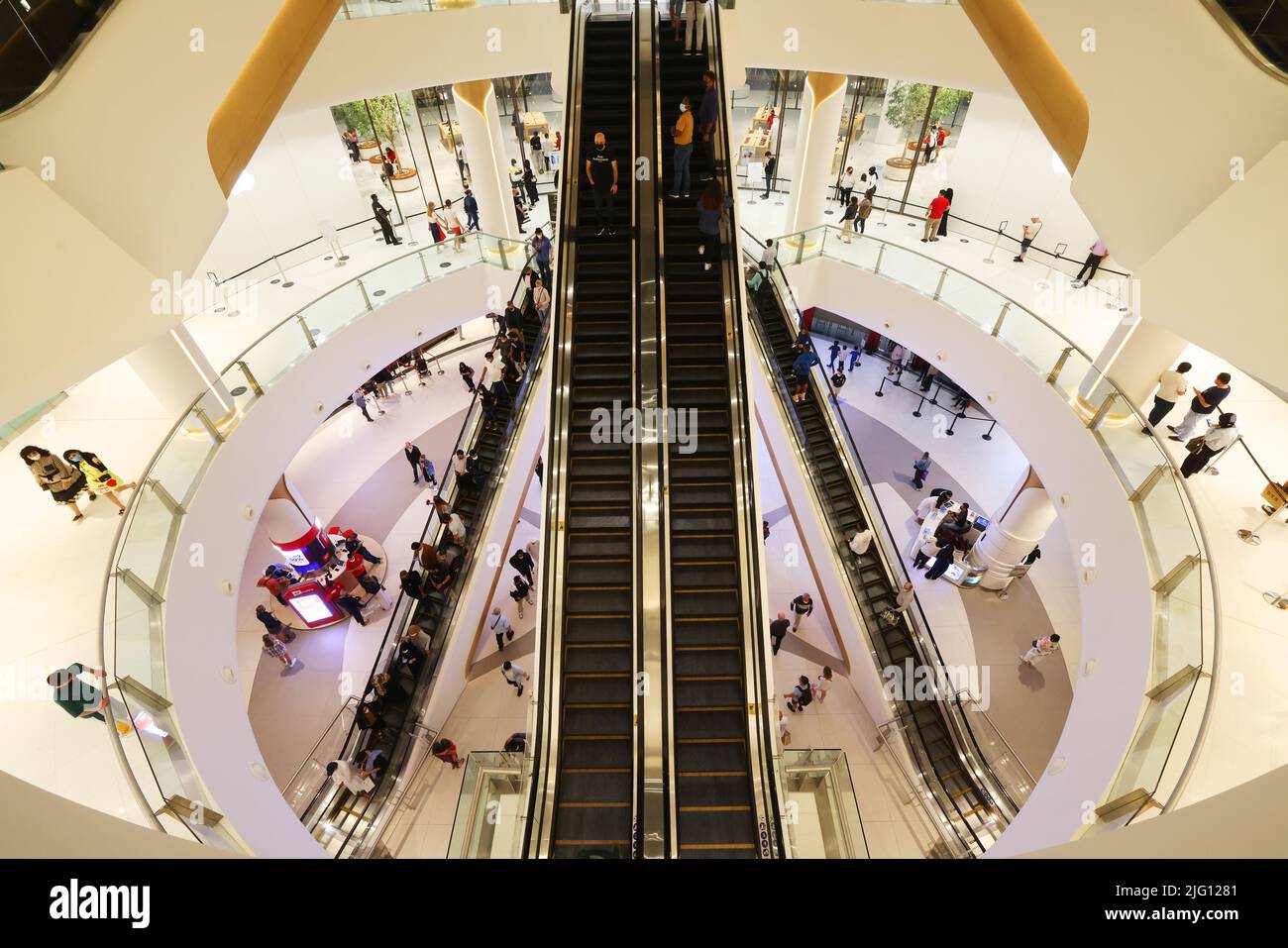Rolltreppen, Dubai Mall, Mode, atemberaubend,  Einkaufszentrum, umwerfende  Architektur u. Luxus,  Fashion Geschäften mit Spaß und Freude beim Shoppen Stock Photo