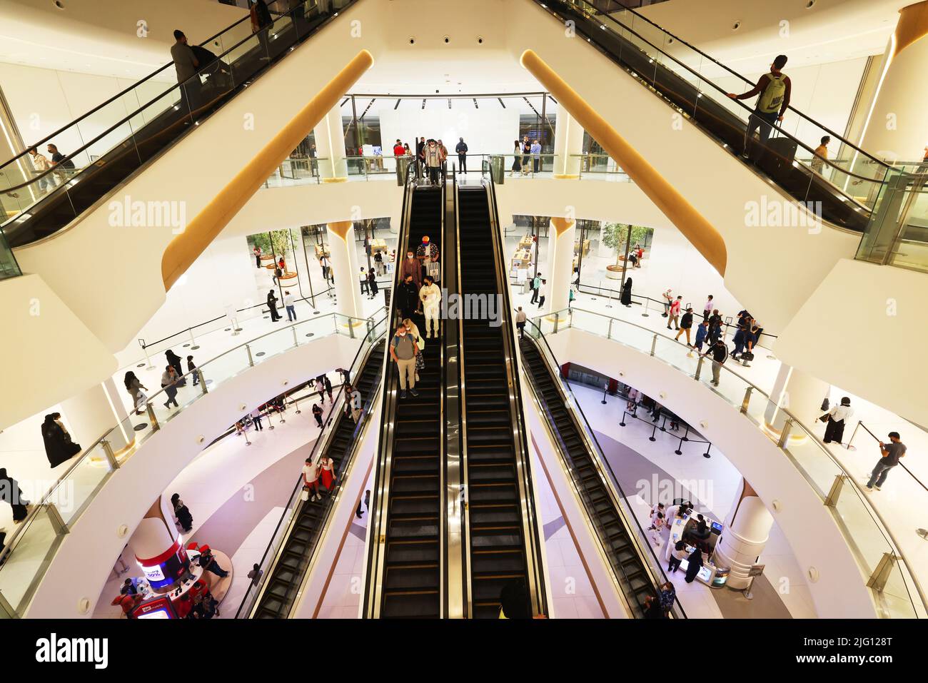 Rolltreppen, Dubai Mall, Mode, atemberaubend,  Einkaufszentrum, umwerfende  Architektur u. Luxus,  Fashion Geschäften mit Spaß und Freude beim Shoppen Stock Photo