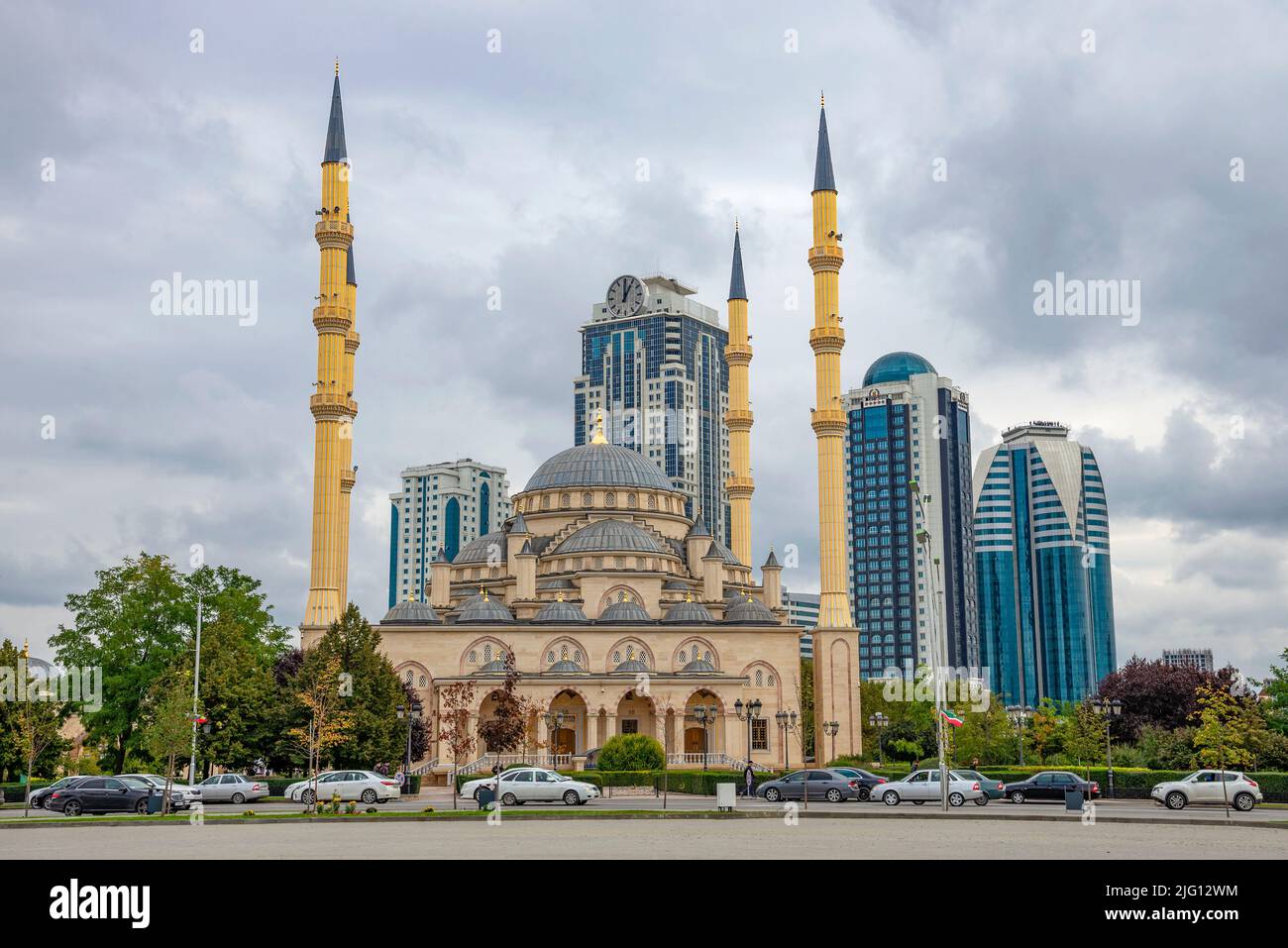 GROZNY, RUSSIA - SEPTEMBER 29, 2021: The Heart of Chechnya Mosque on the background of the Grozny City complex, Chechen Republic Stock Photo