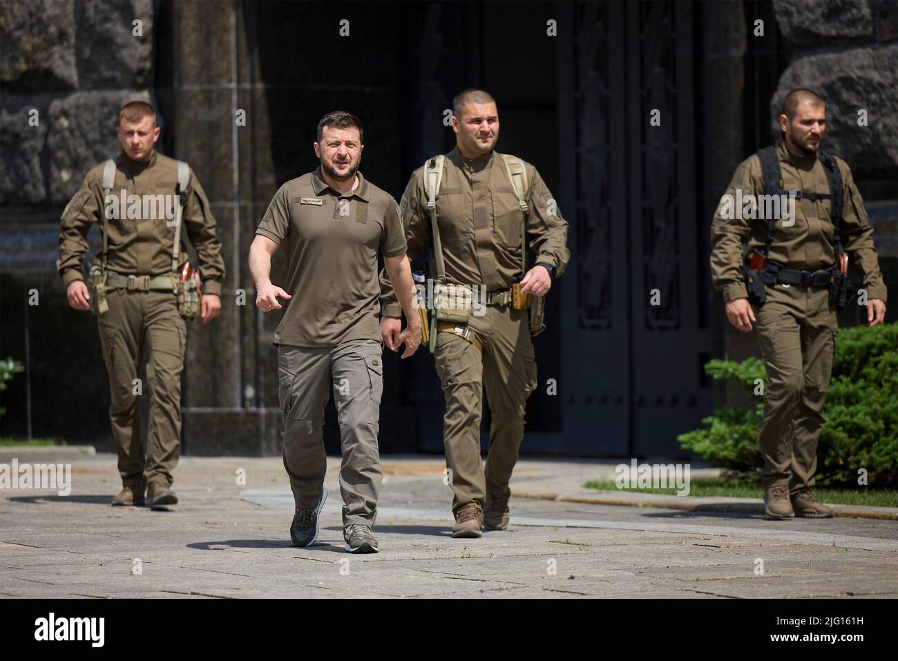 Kyiv, Ukraine. 06th July, 2022. Ukrainian President Volodymyr Zelenskyy, center, walks with his security team to welcome Irish Prime Minister Micheal Martin, at the Presidential Administration Building, July 6, 2022 in Kyiv, Ukraine. Credit: Ukraine Presidency/Ukrainian Presidential Press Office/Alamy Live News Stock Photo