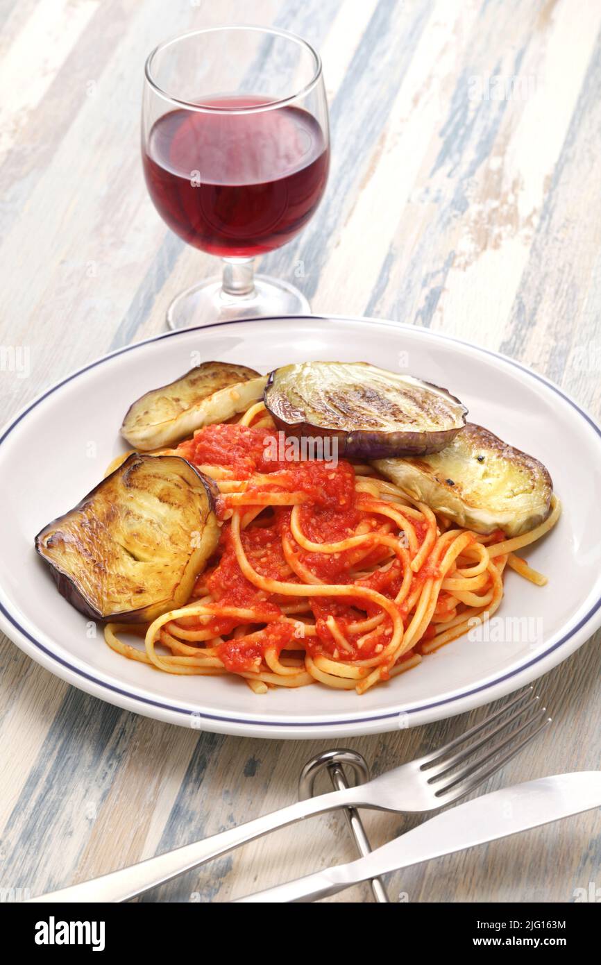 linguine con pomodore e melanzane ( violetta di Firenze ), Italian cuisine, eggplant and tomato pasta Stock Photo
